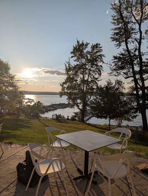 TJ's Lakeside Bar & Grill